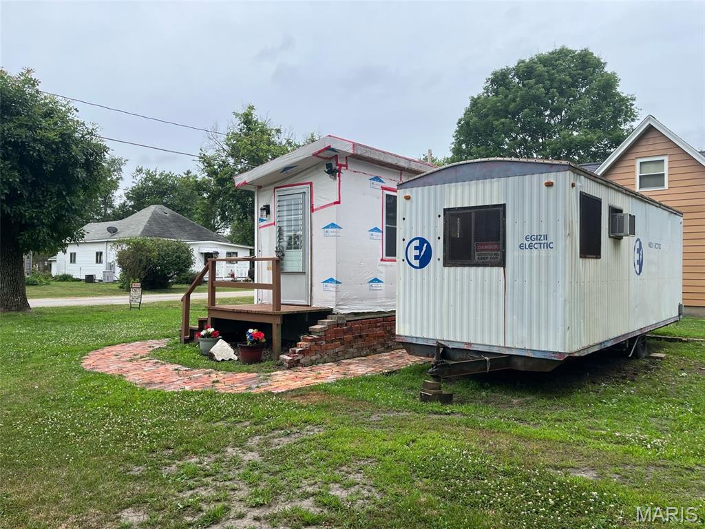 210 E Raymon Avenue, Witt IL 62094