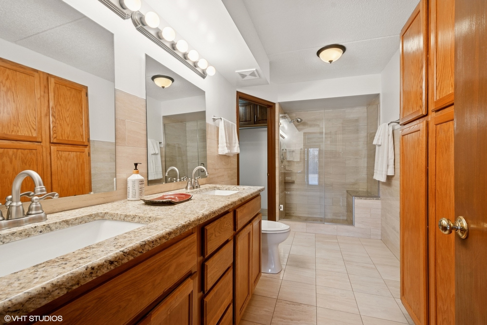 5225 N Riversedge Terrace, Unit #302, Chicago, IL 60630