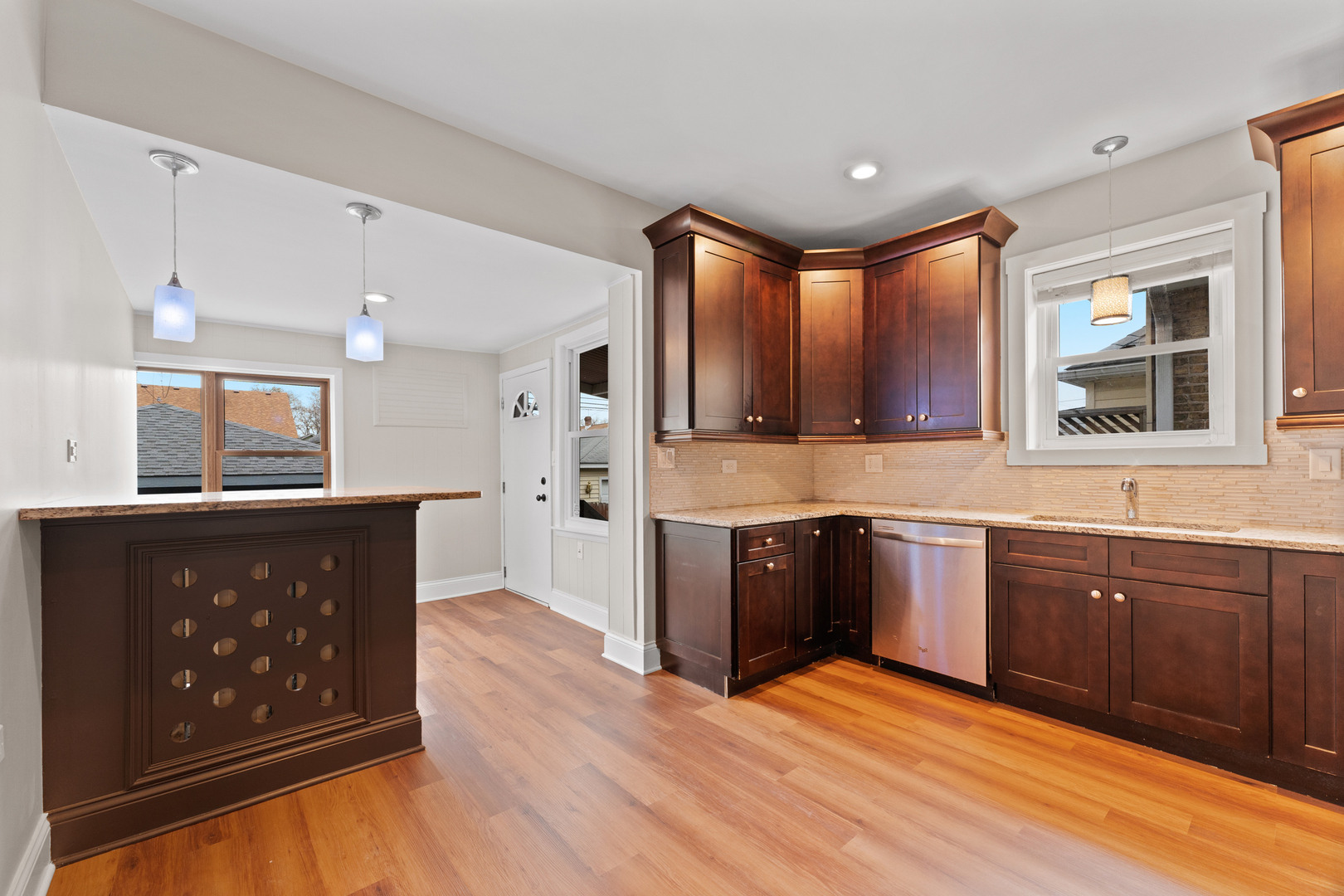 6120 W Berenice Avenue, Chicago, IL 60634