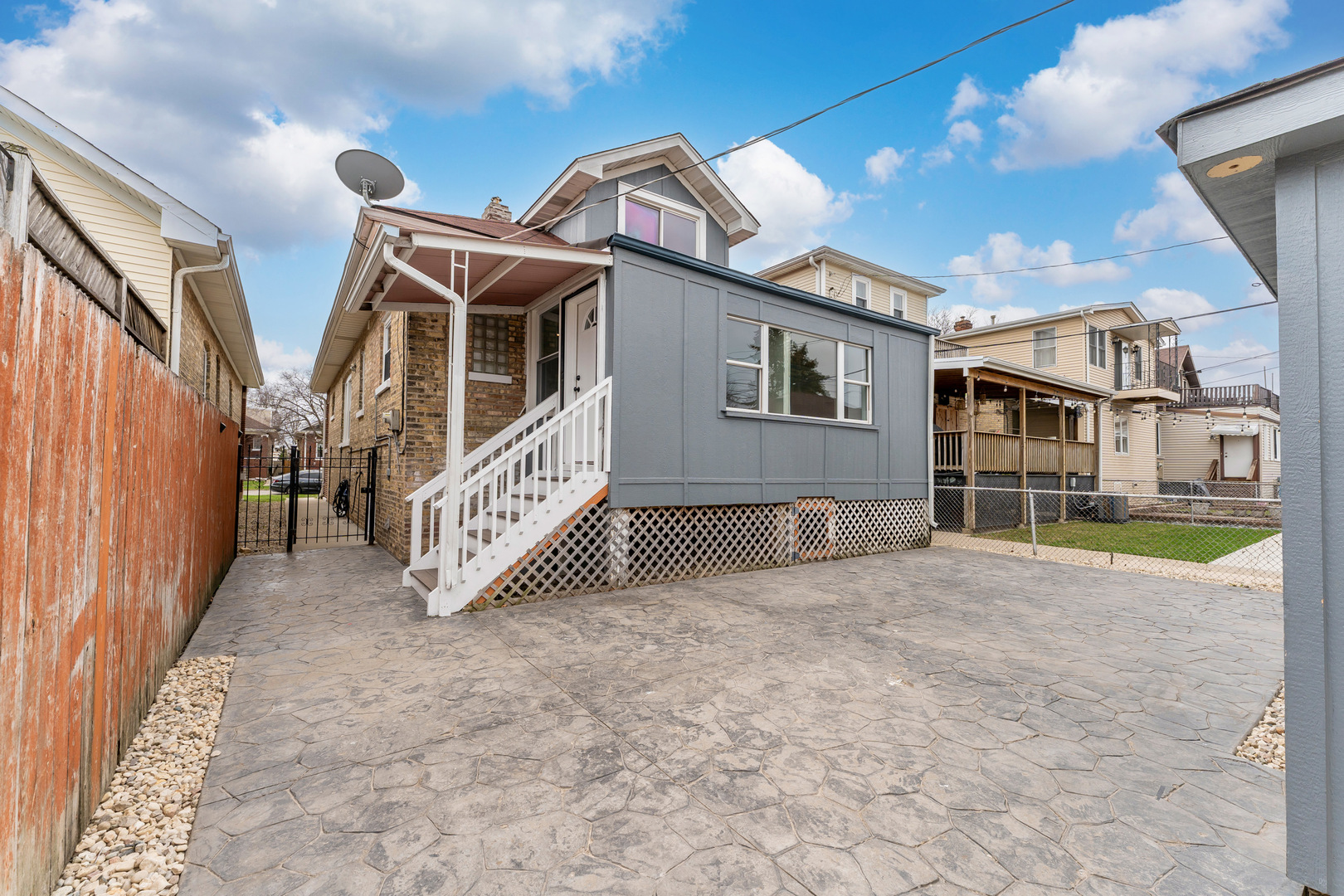 6120 W Berenice Avenue, Chicago, IL 60634