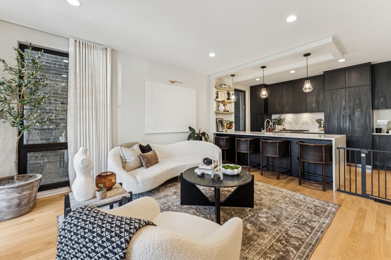 1423 W Huron Street, Unit #1, Chicago, IL 60642