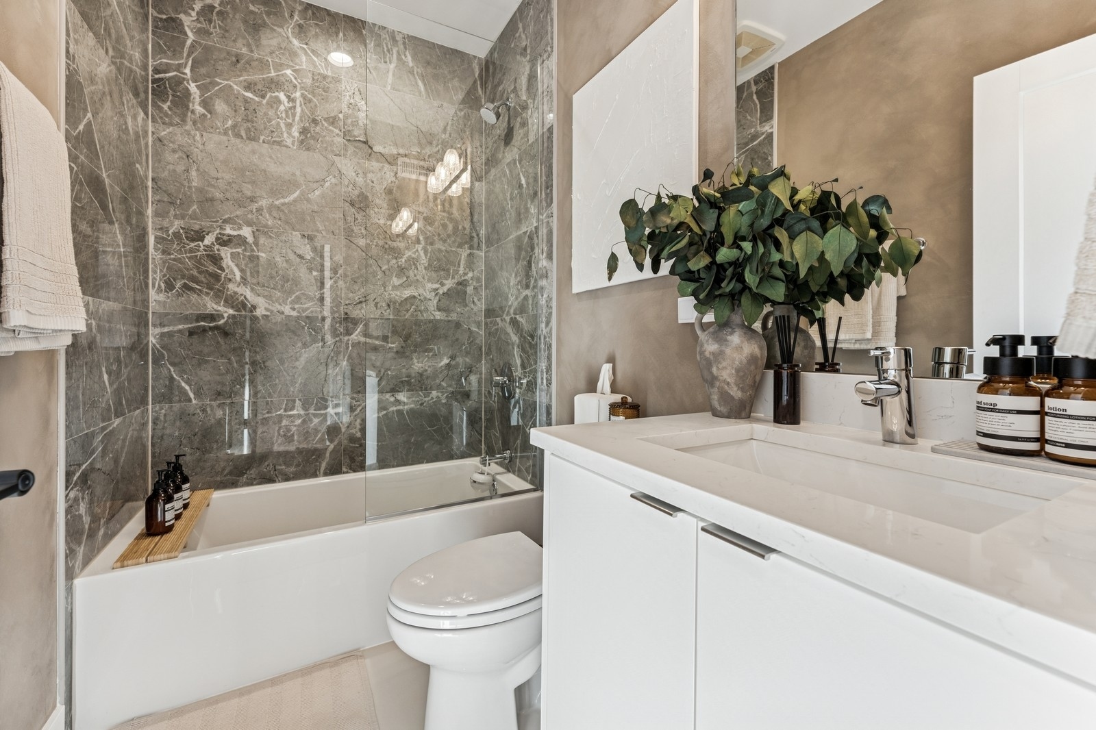 1423 W Huron Street, Unit #1, Chicago, IL 60642