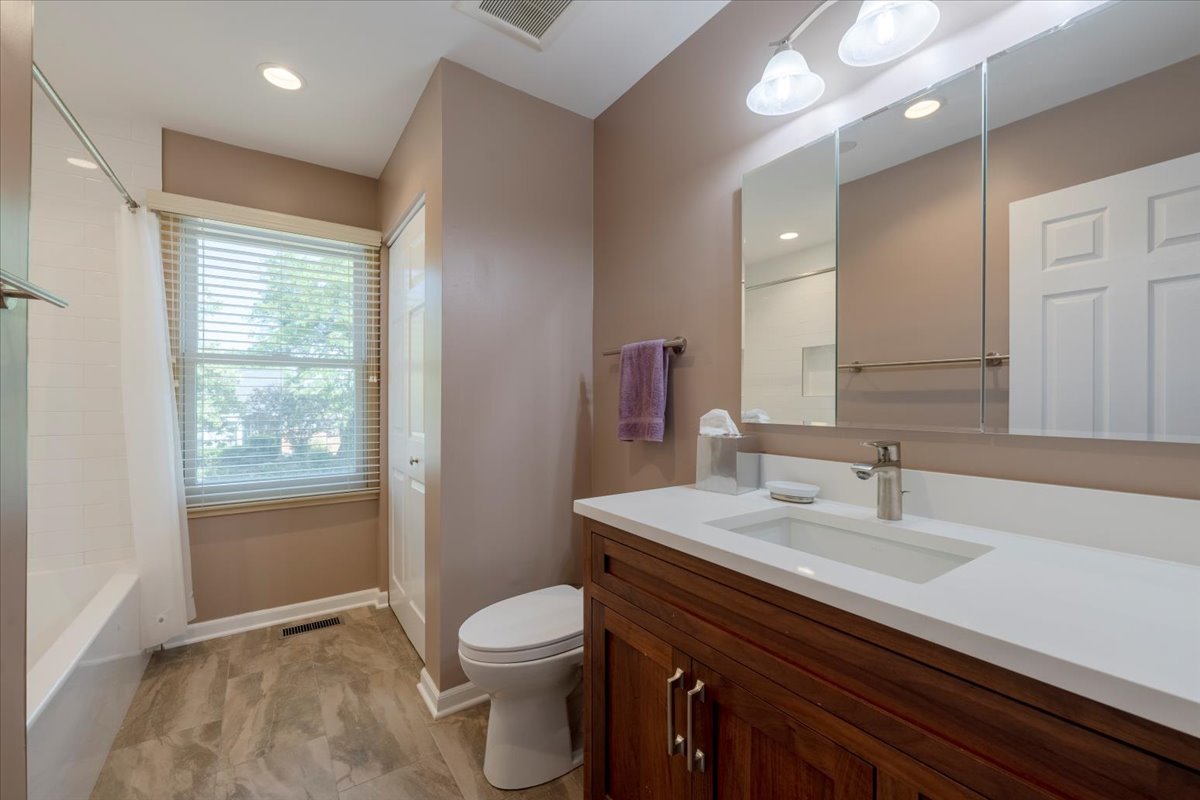950 Cumberland Lane, Buffalo grove, IL 60089