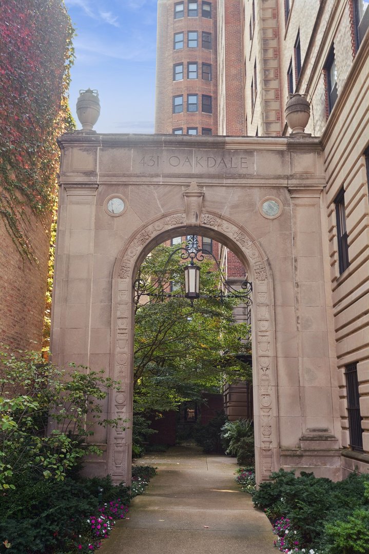 431 W Oakdale Avenue, Unit #14C, Chicago, IL 60657