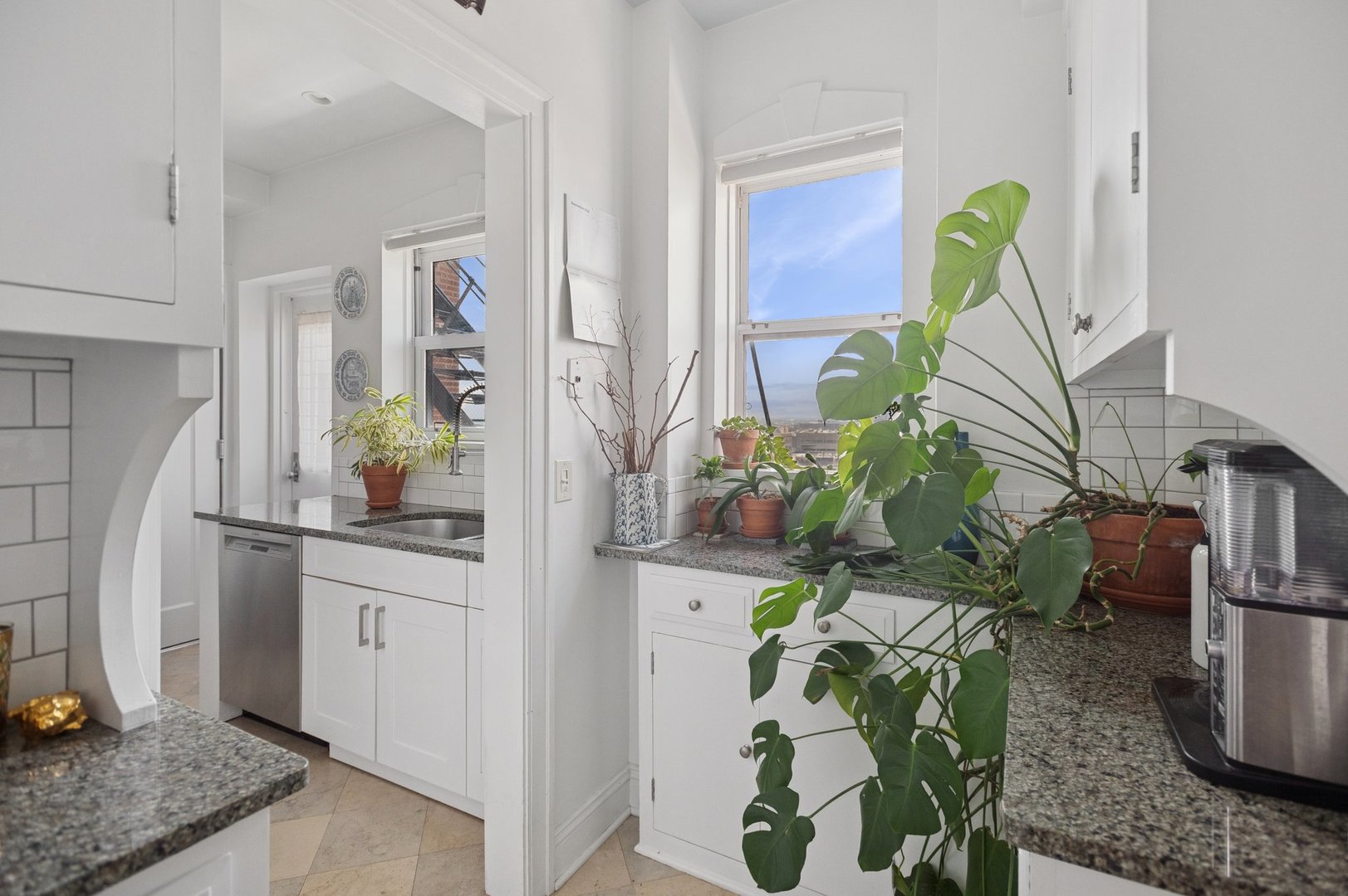 431 W Oakdale Avenue, Unit #14C, Chicago, IL 60657