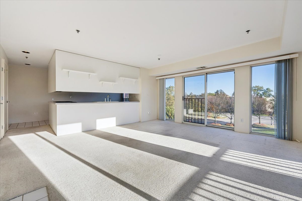 351 Kelburn Road, Unit #312, Deerfield, IL 60015