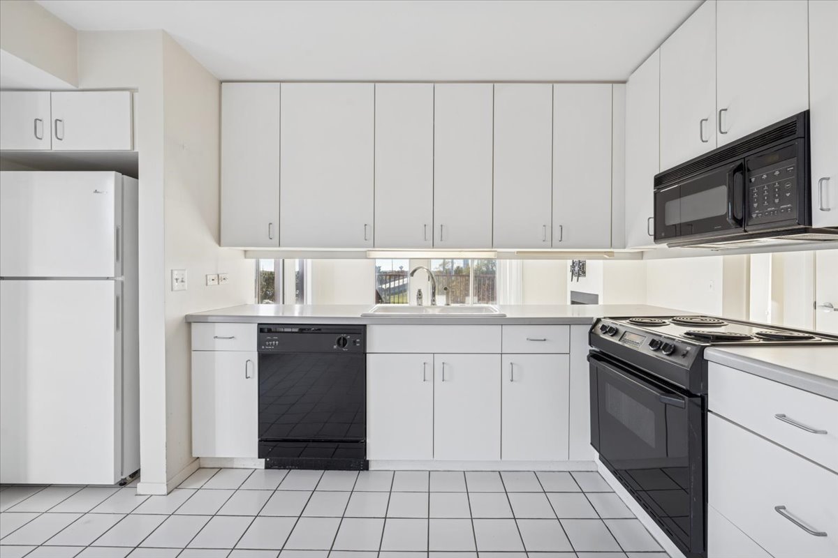 351 Kelburn Road, Unit #312, Deerfield, IL 60015