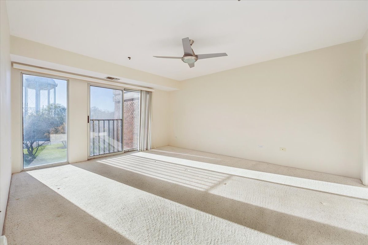 351 Kelburn Road, Unit #312, Deerfield, IL 60015