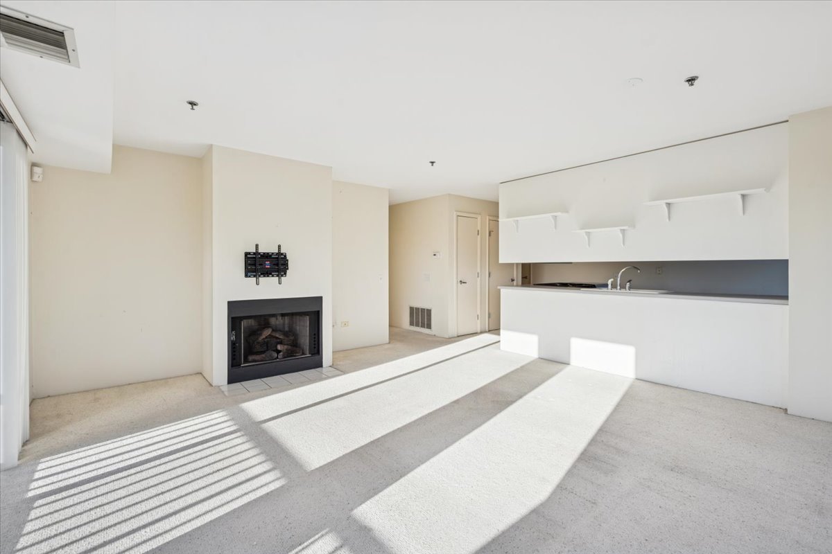 351 Kelburn Road, Unit #312, Deerfield, IL 60015