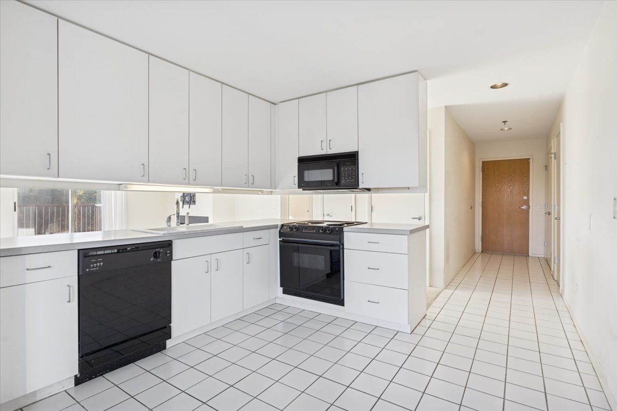 351 Kelburn Road, Unit #312, Deerfield, IL 60015