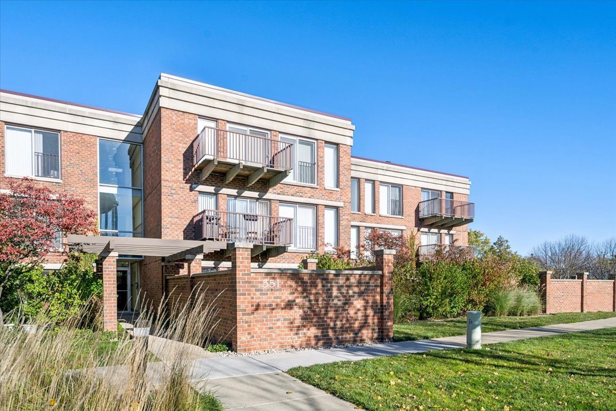 351 Kelburn Road, Unit #312, Deerfield, IL 60015
