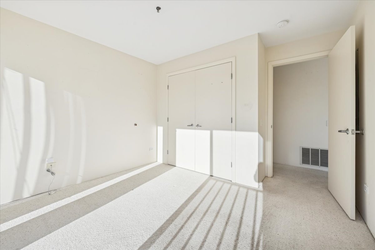 351 Kelburn Road, Unit #312, Deerfield, IL 60015