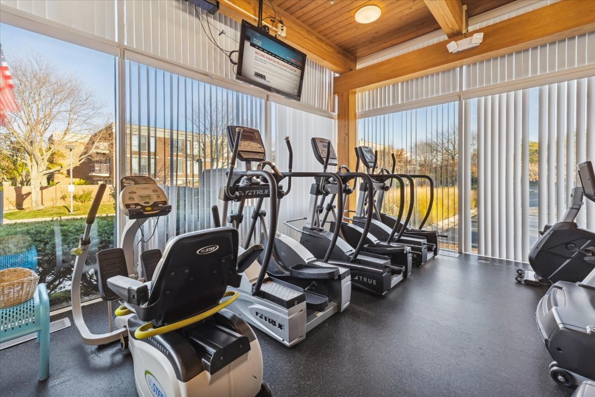 351 Kelburn Road, Unit #312, Deerfield, IL 60015