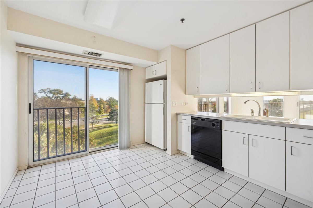 351 Kelburn Road, Unit #312, Deerfield, IL 60015