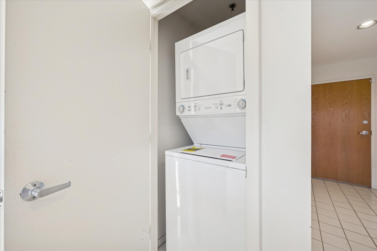 351 Kelburn Road, Unit #312, Deerfield, IL 60015