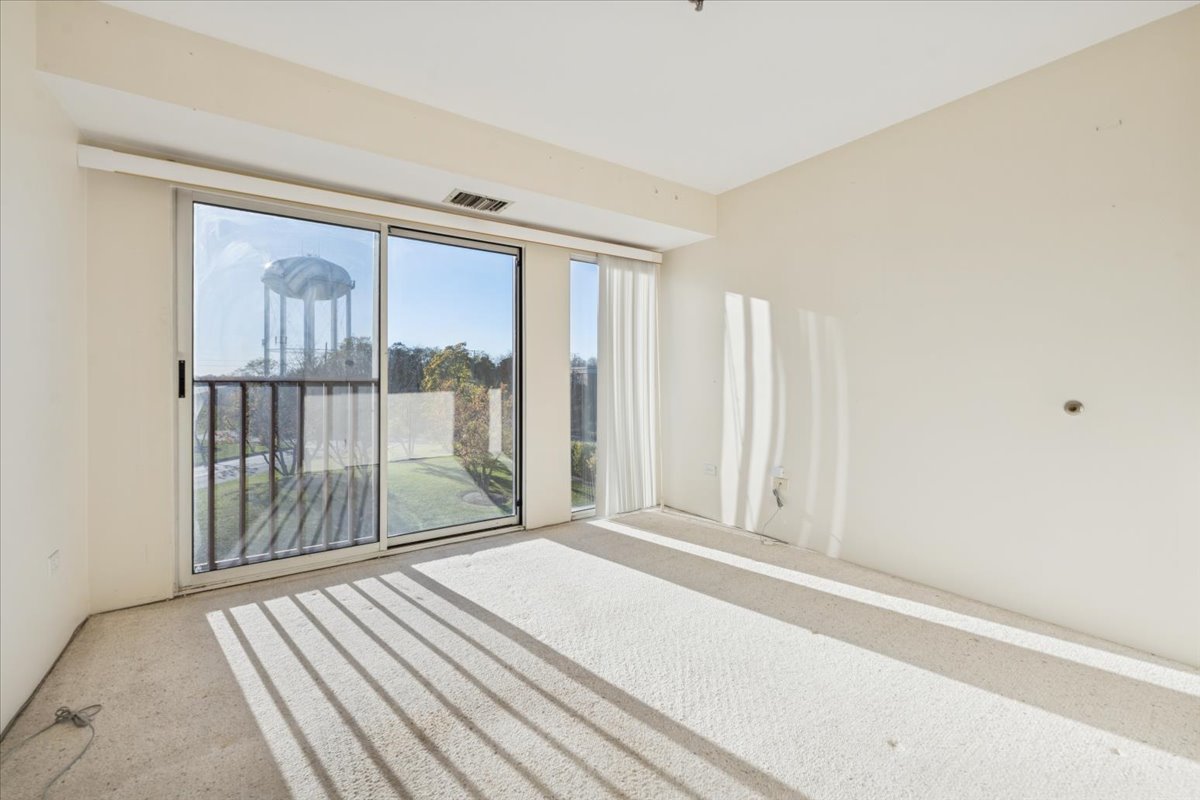 351 Kelburn Road, Unit #312, Deerfield, IL 60015