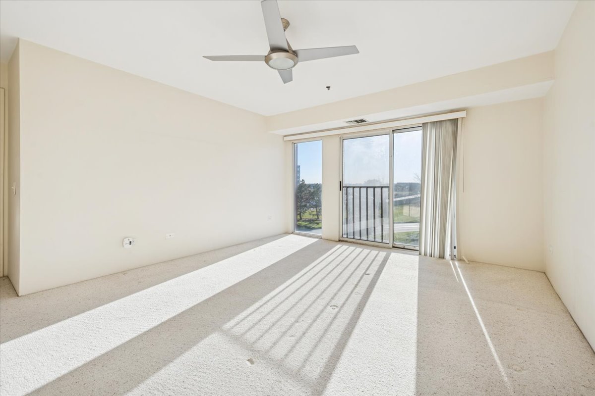 351 Kelburn Road, Unit #312, Deerfield, IL 60015