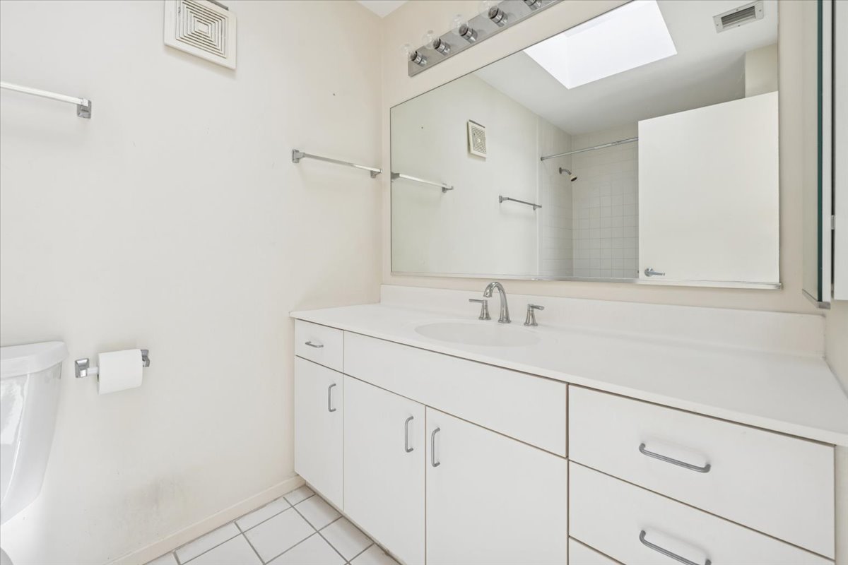 351 Kelburn Road, Unit #312, Deerfield, IL 60015