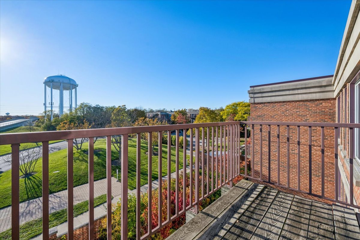 351 Kelburn Road, Unit #312, Deerfield, IL 60015