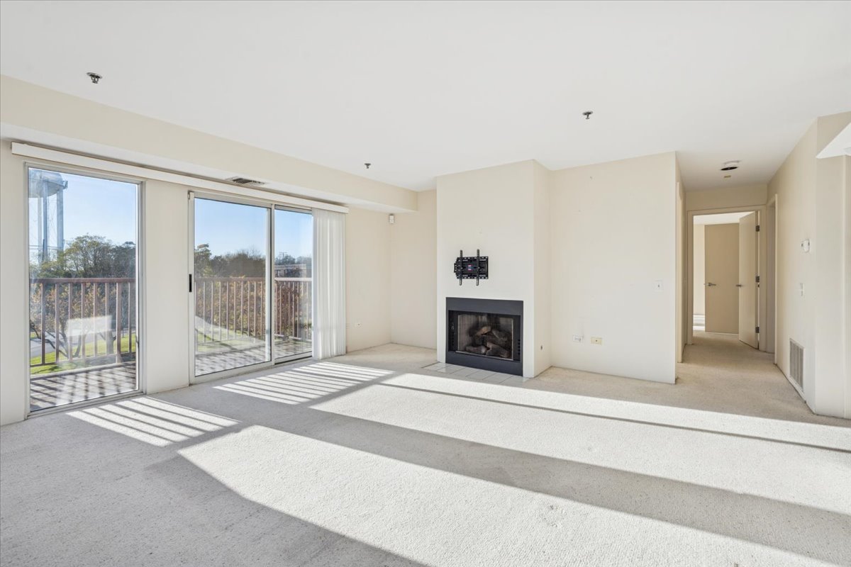 351 Kelburn Road, Unit #312, Deerfield, IL 60015