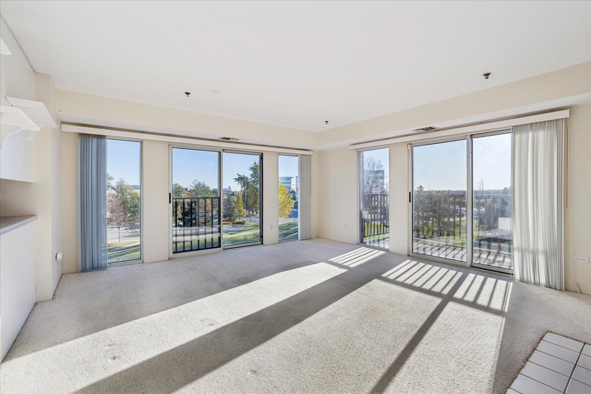 351 Kelburn Road, Unit #312, Deerfield, IL 60015