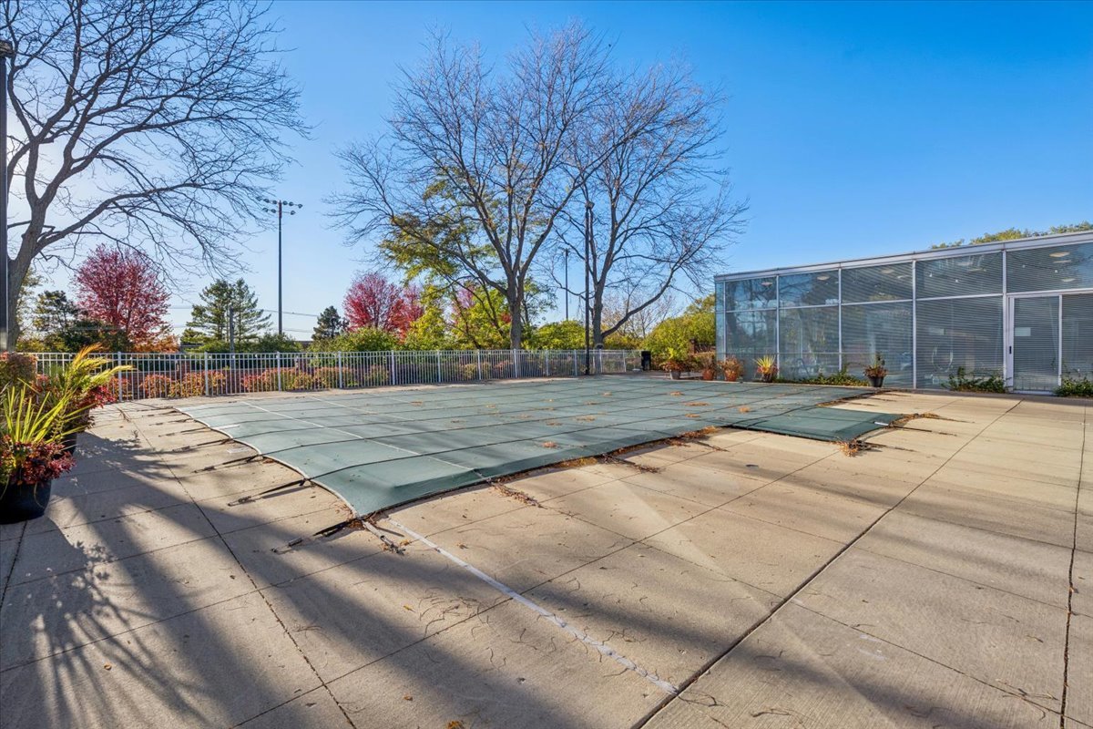 351 Kelburn Road, Unit #312, Deerfield, IL 60015