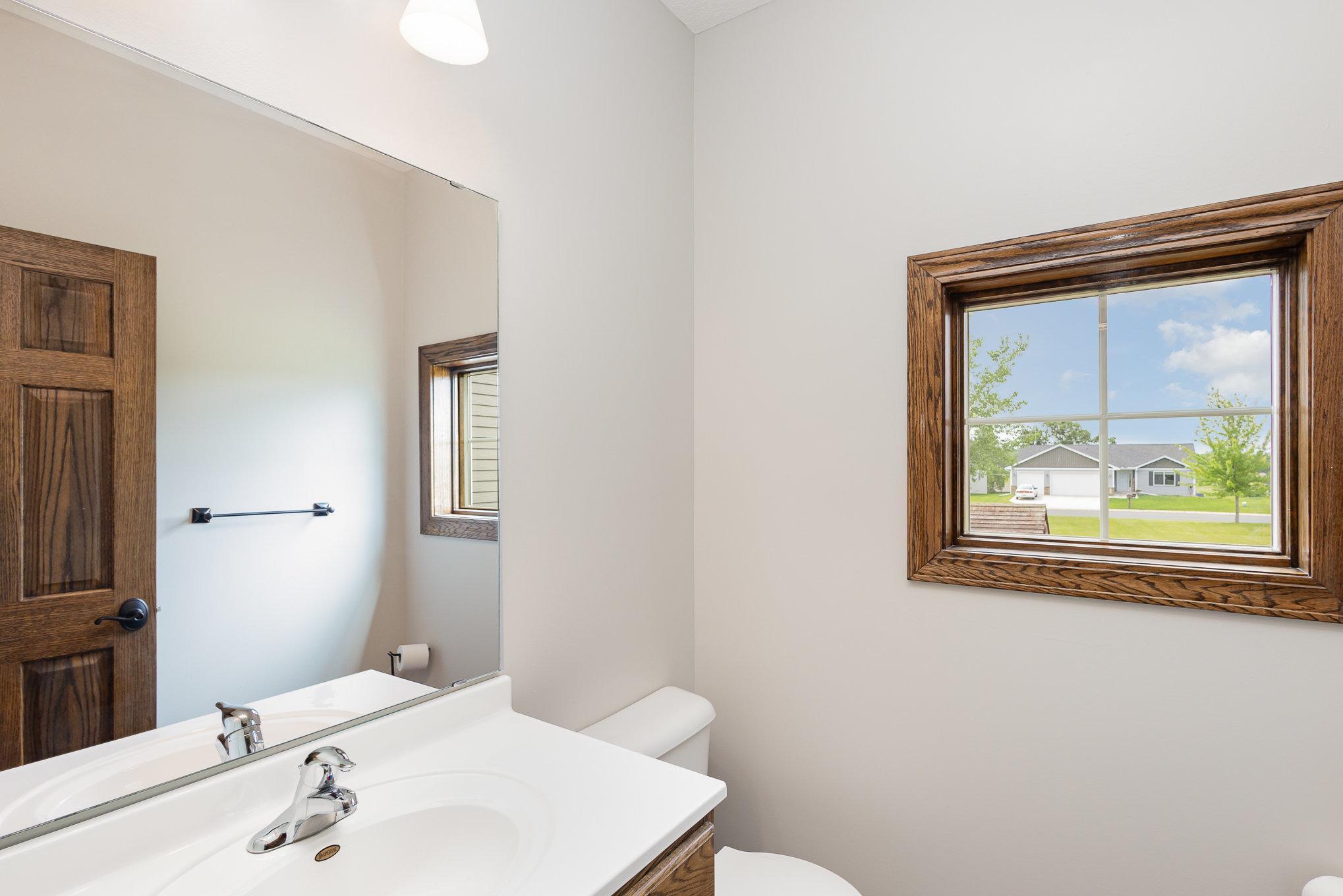 Main floor 1/2 bath