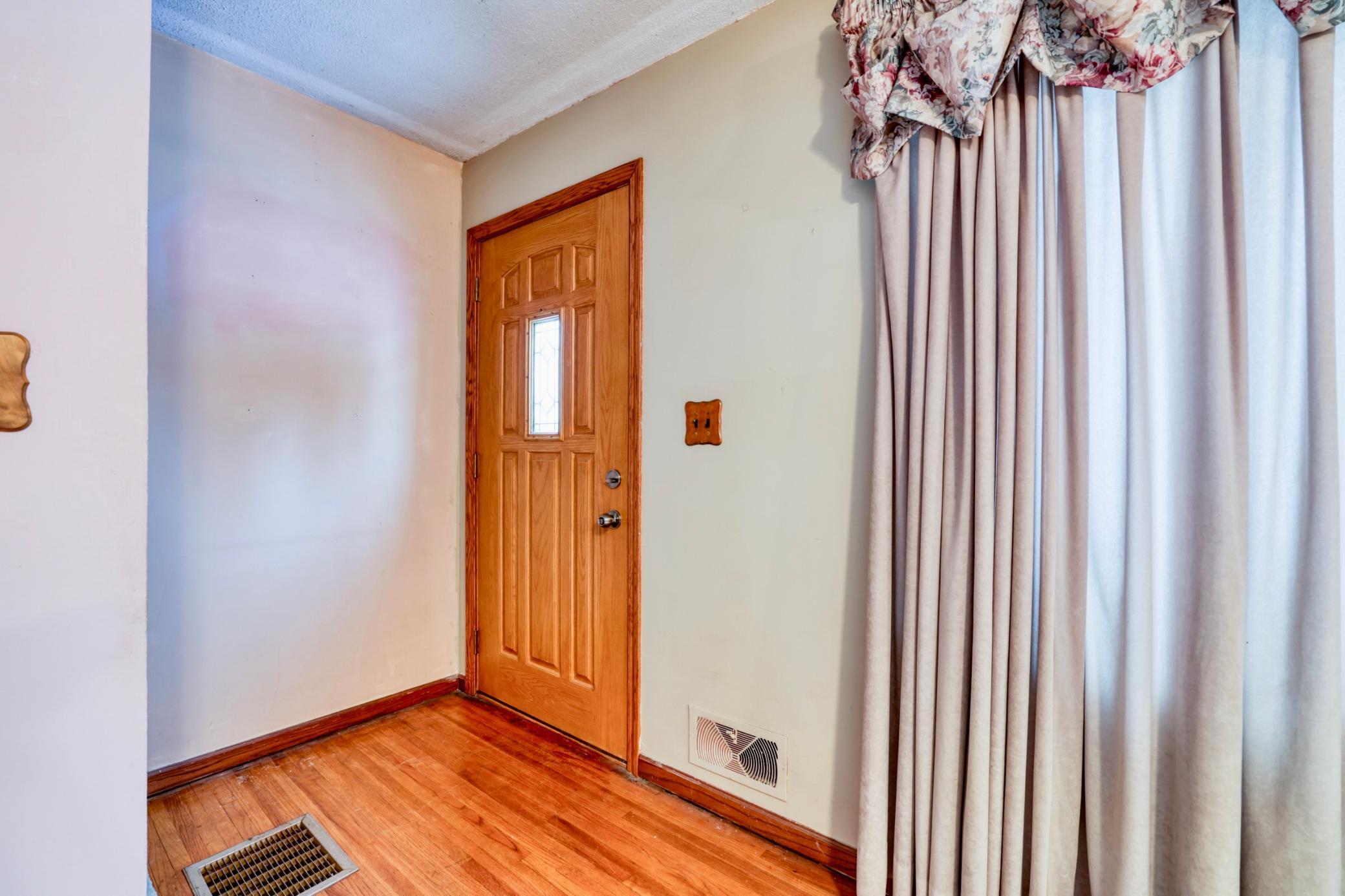 1442 Sandhurst Avenue E, Maplewood, MN, 55109