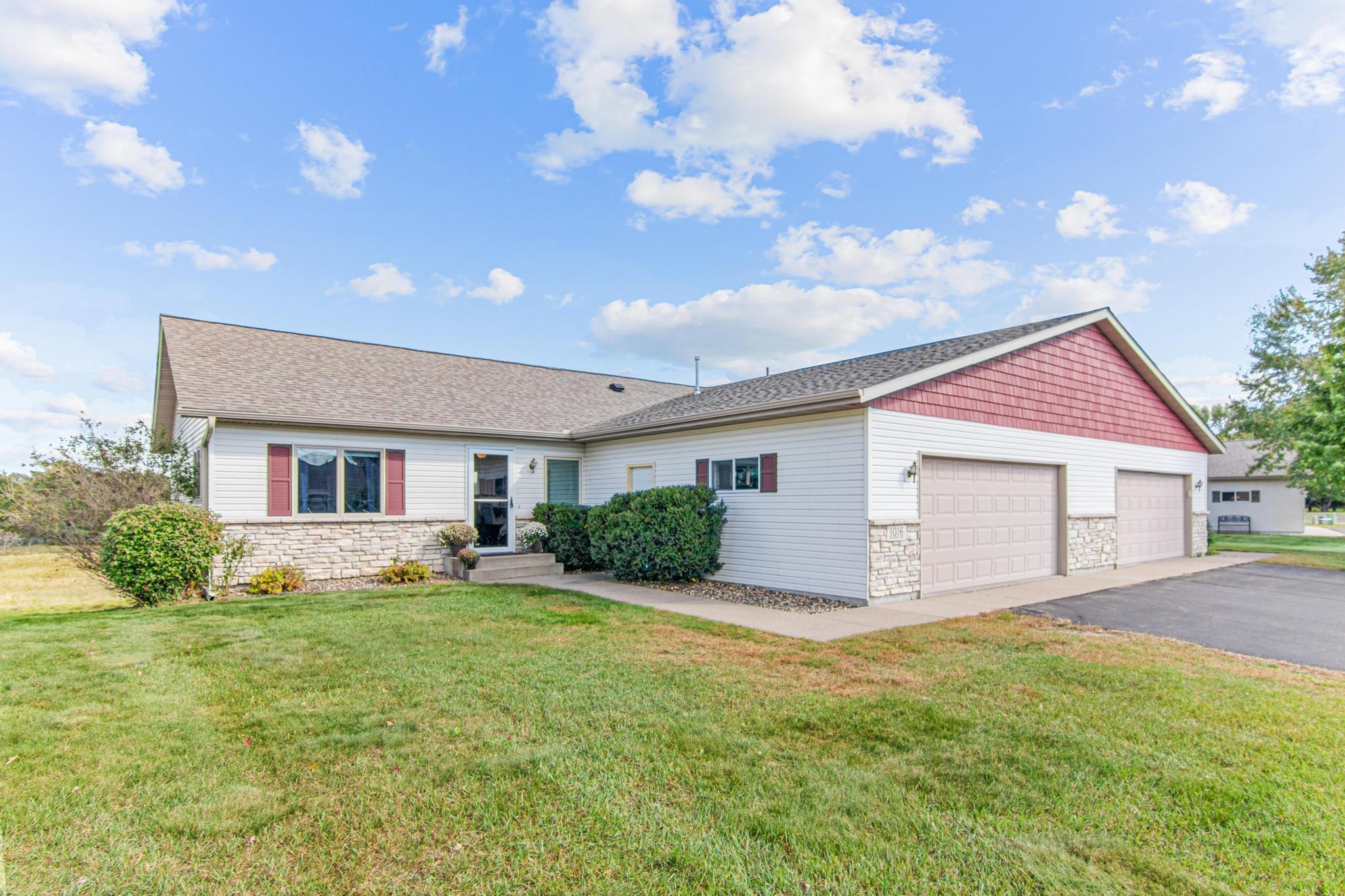 1016 W Ridge Court, New Richmond, WI, 54017