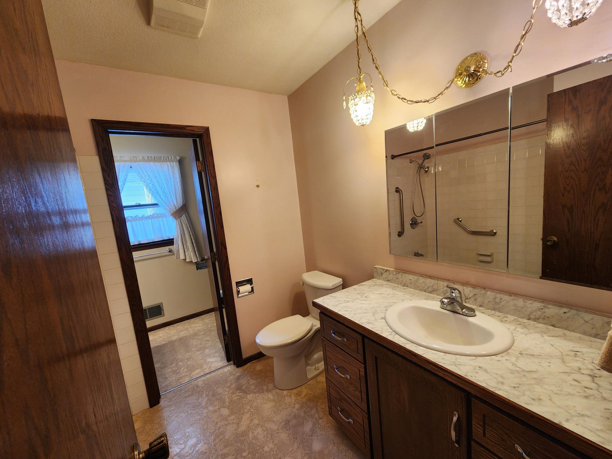 105 E Hawthorne Street, Albert Lea, MN, 56007