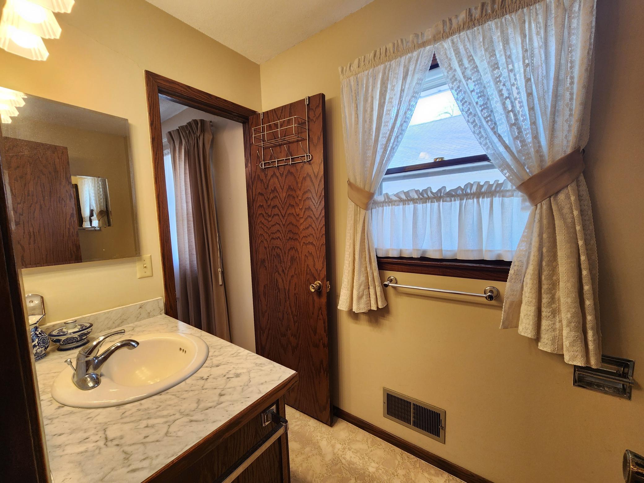 105 E Hawthorne Street, Albert Lea, MN, 56007