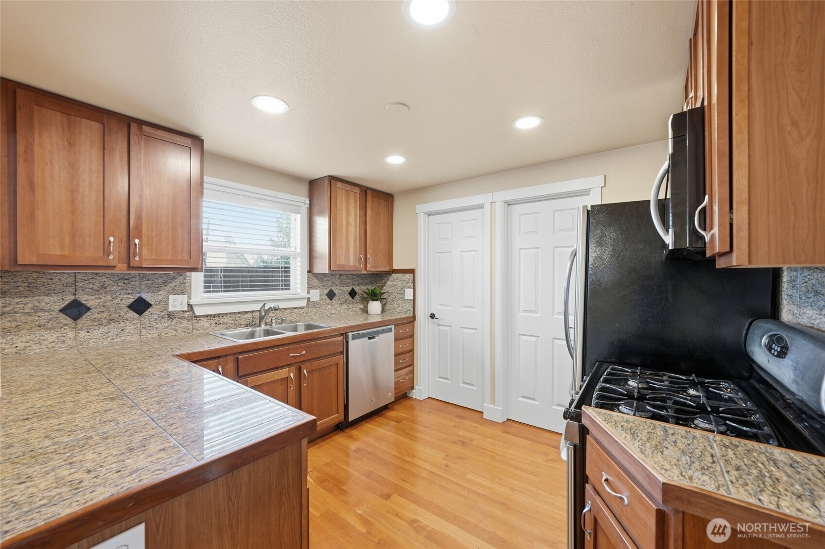 MLS #NWM2500895 image #10