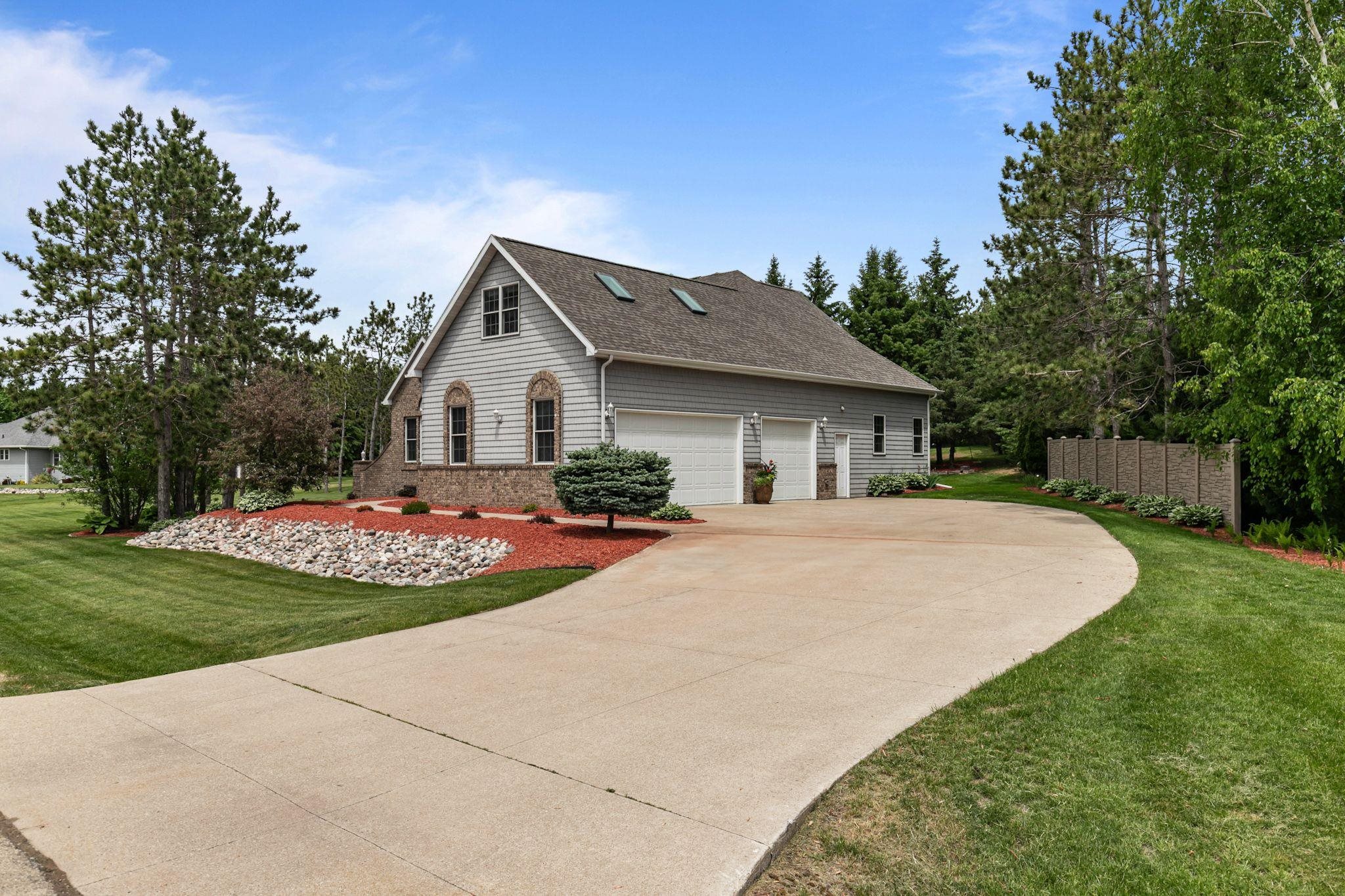 421 Pine Grove Ln, Hortonville, WI 54944