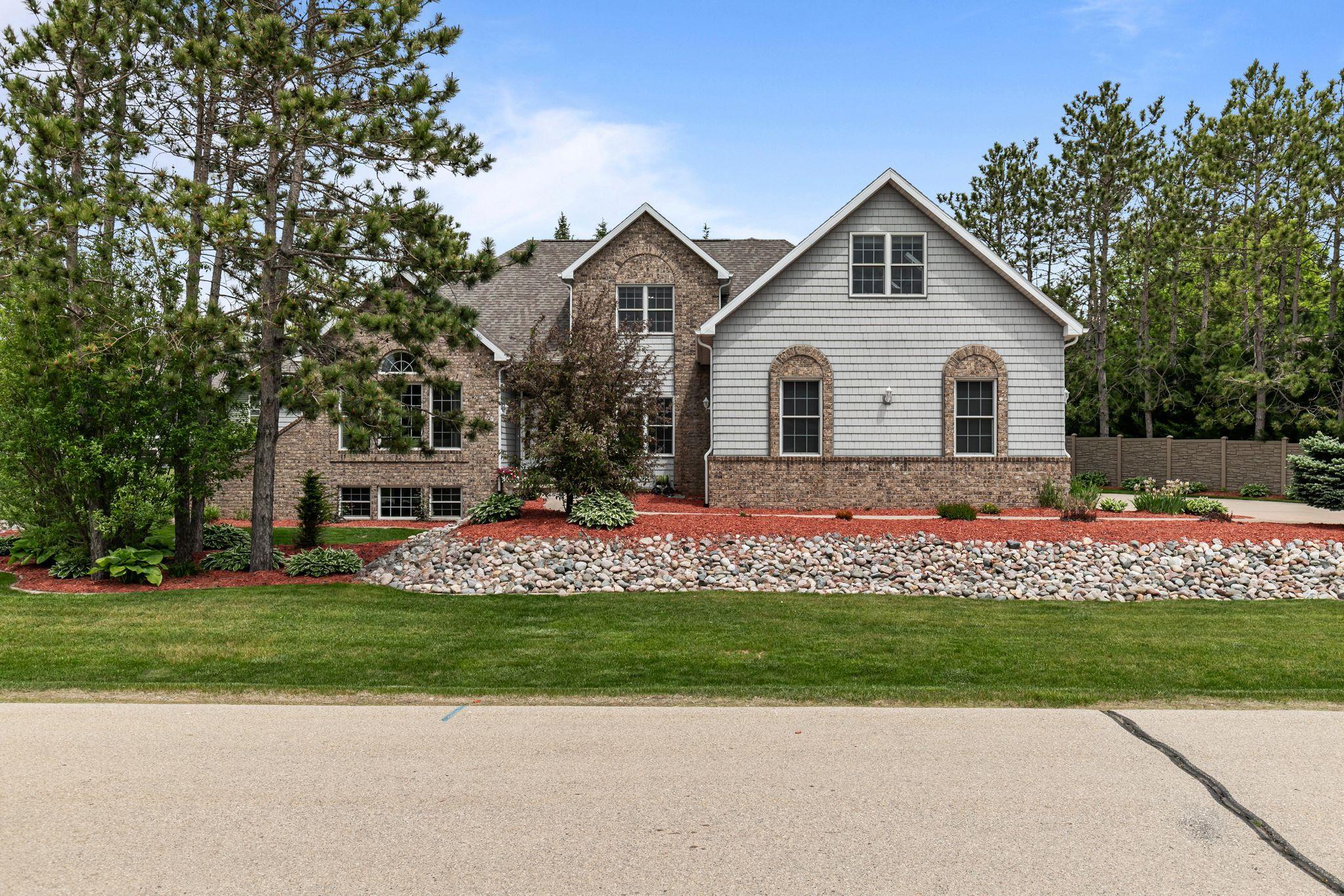 421 Pine Grove Ln, Hortonville, WI 54944
