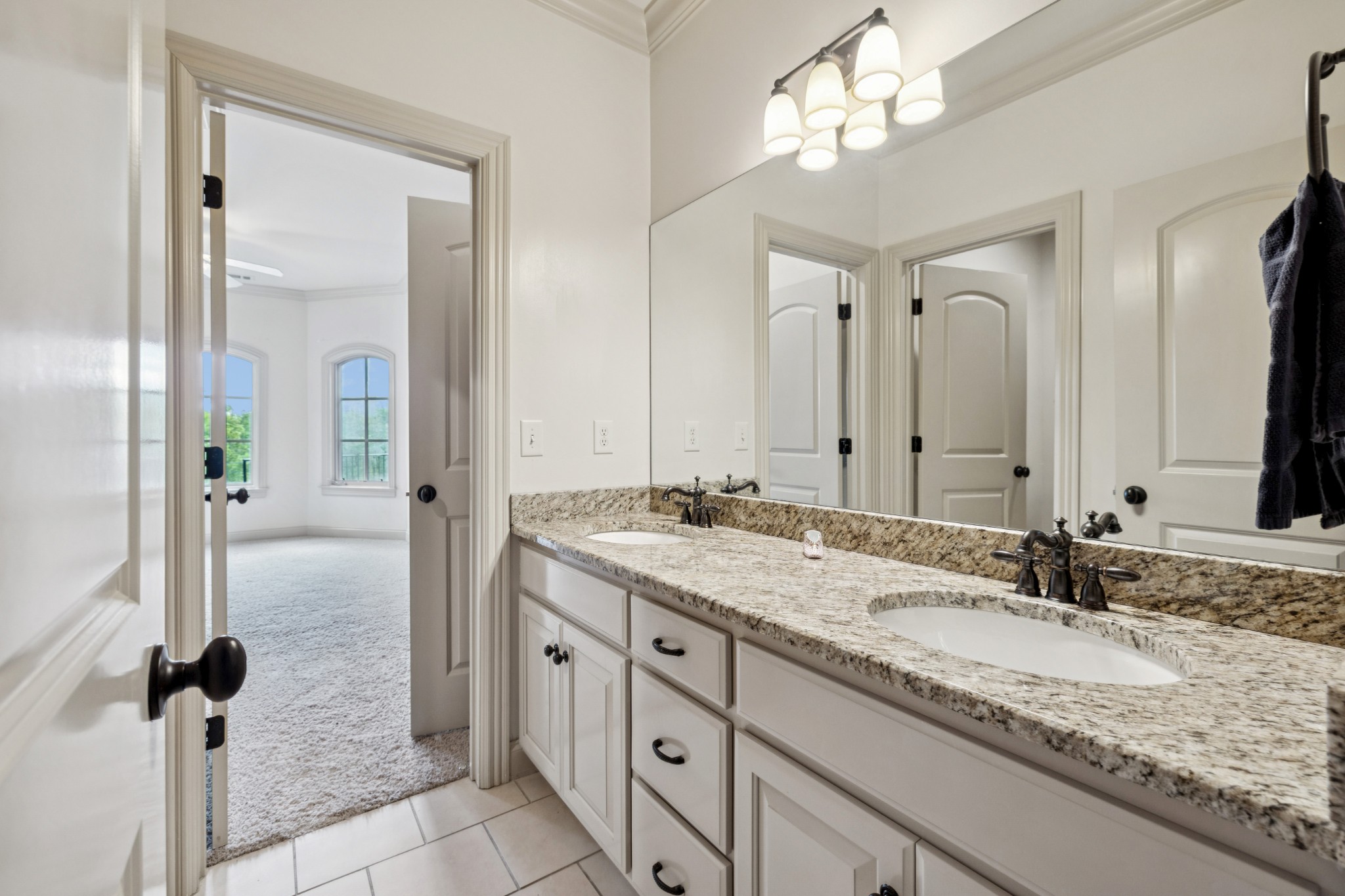 Full bath connecting to the two bedrooms