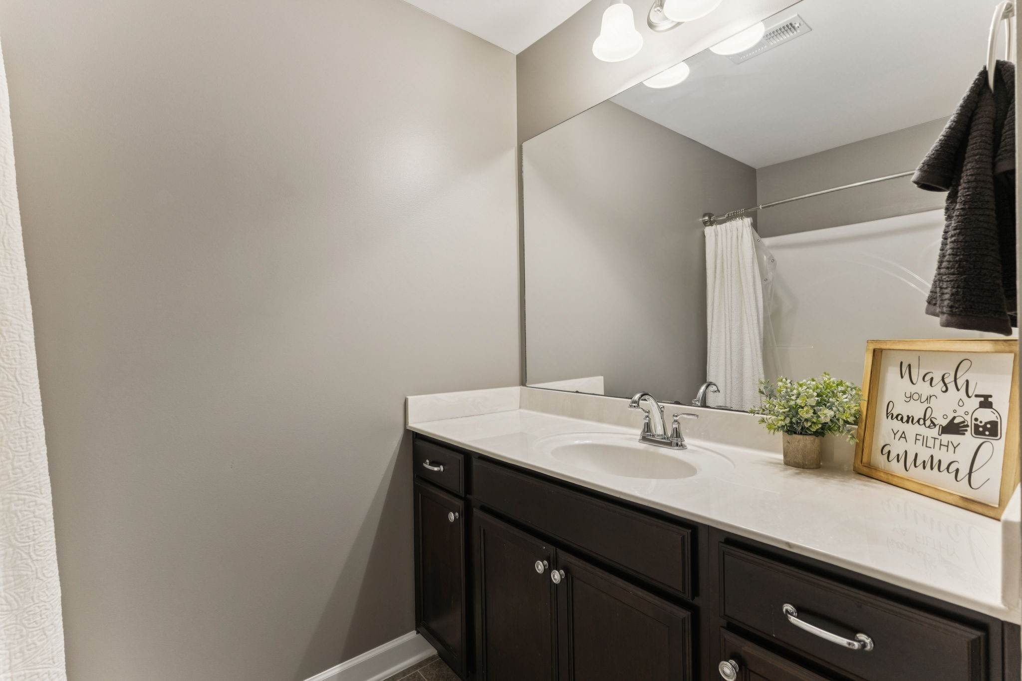 Upstairs Full Bathroom