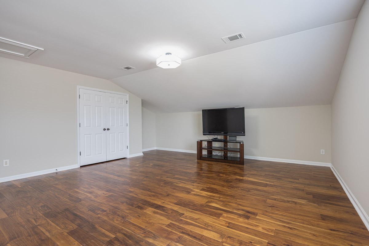 This room has a great closet space