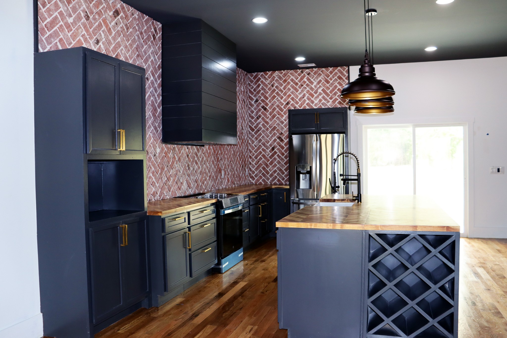 You have plenty of space for meal prep in your beautiful kitchen.