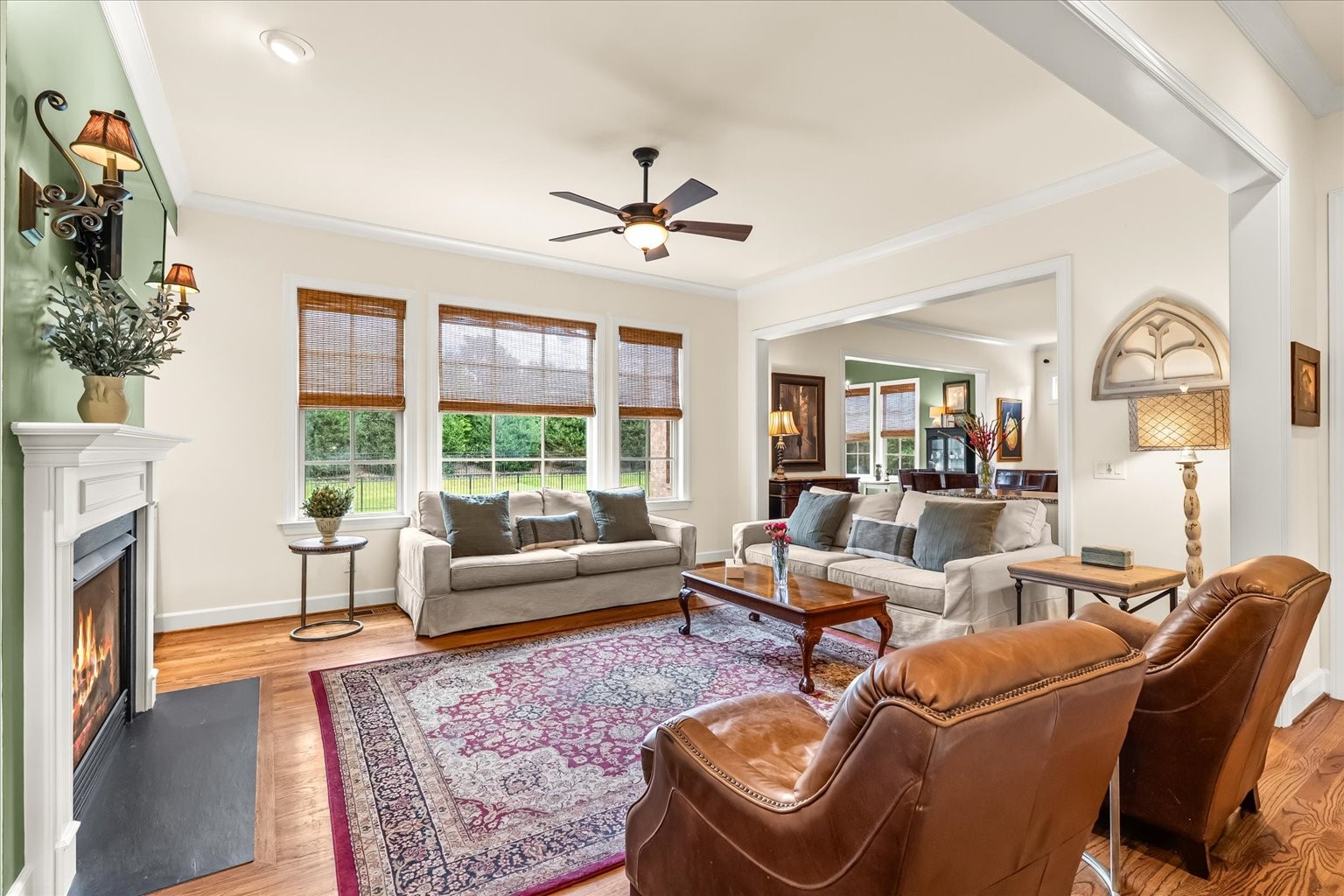 Beautiful moulding and the best of both worlds, open to the kitchen with enough separation, perfect for entertaining.