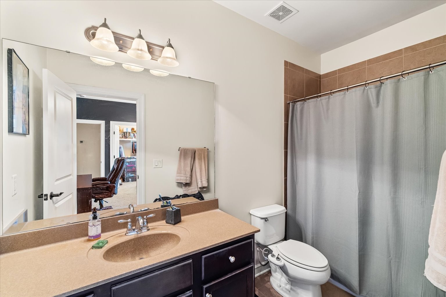 Attached en suite, bedroom 5