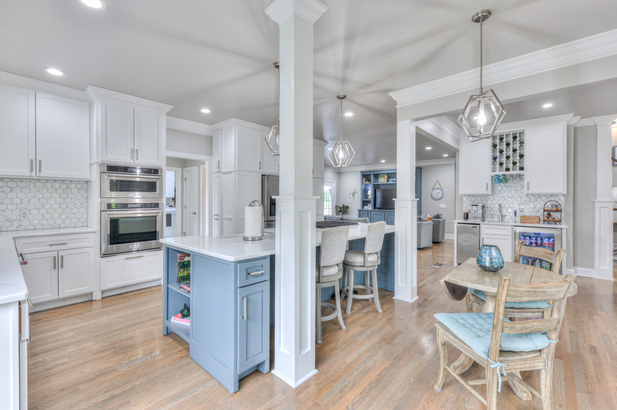 Storage on all sides of the island