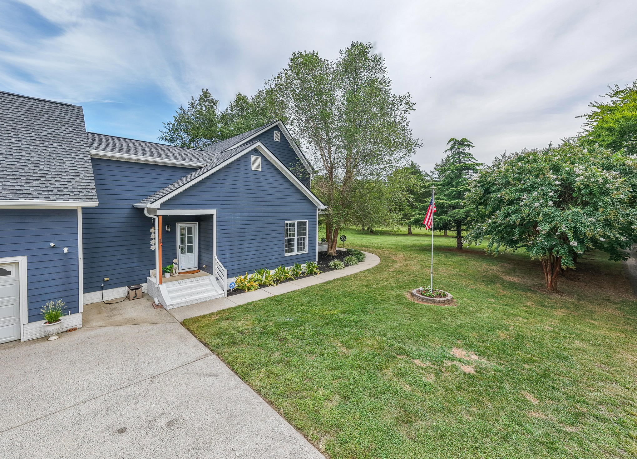 Look at the huge front yard.