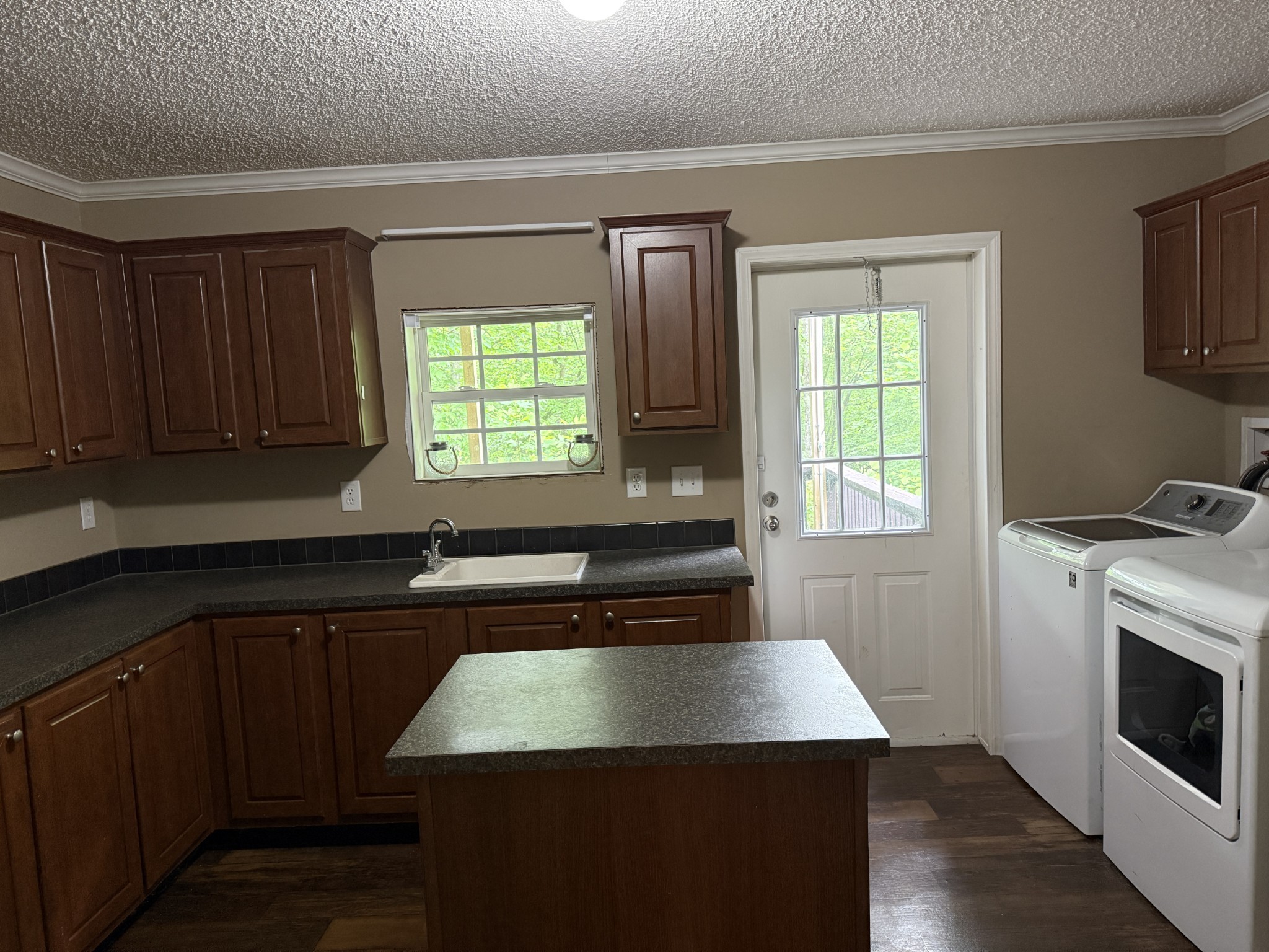 Huge Laundry room with island