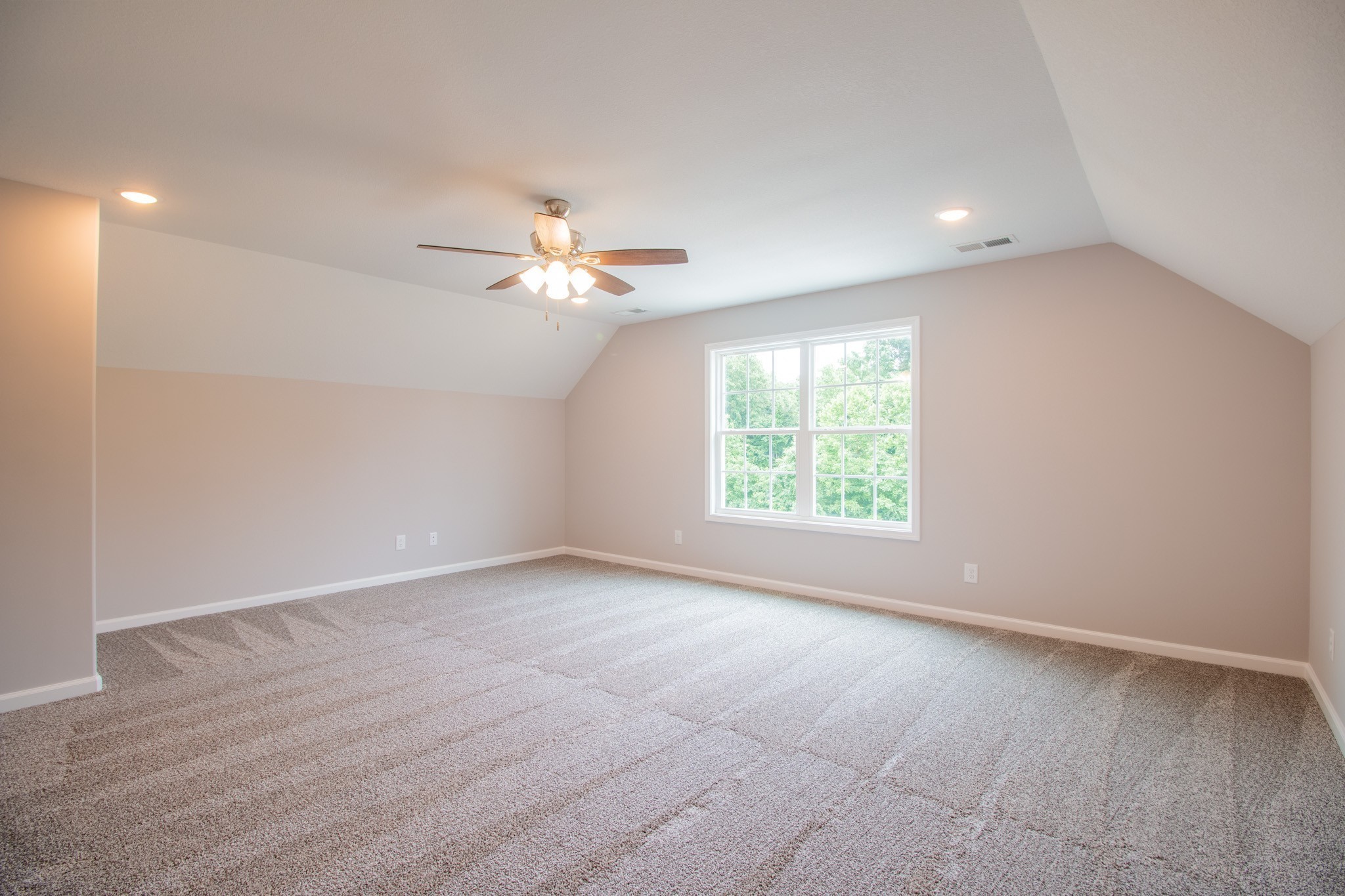 Huge Bonus Room or 5th Bedroom!! So Many Possibilities!!