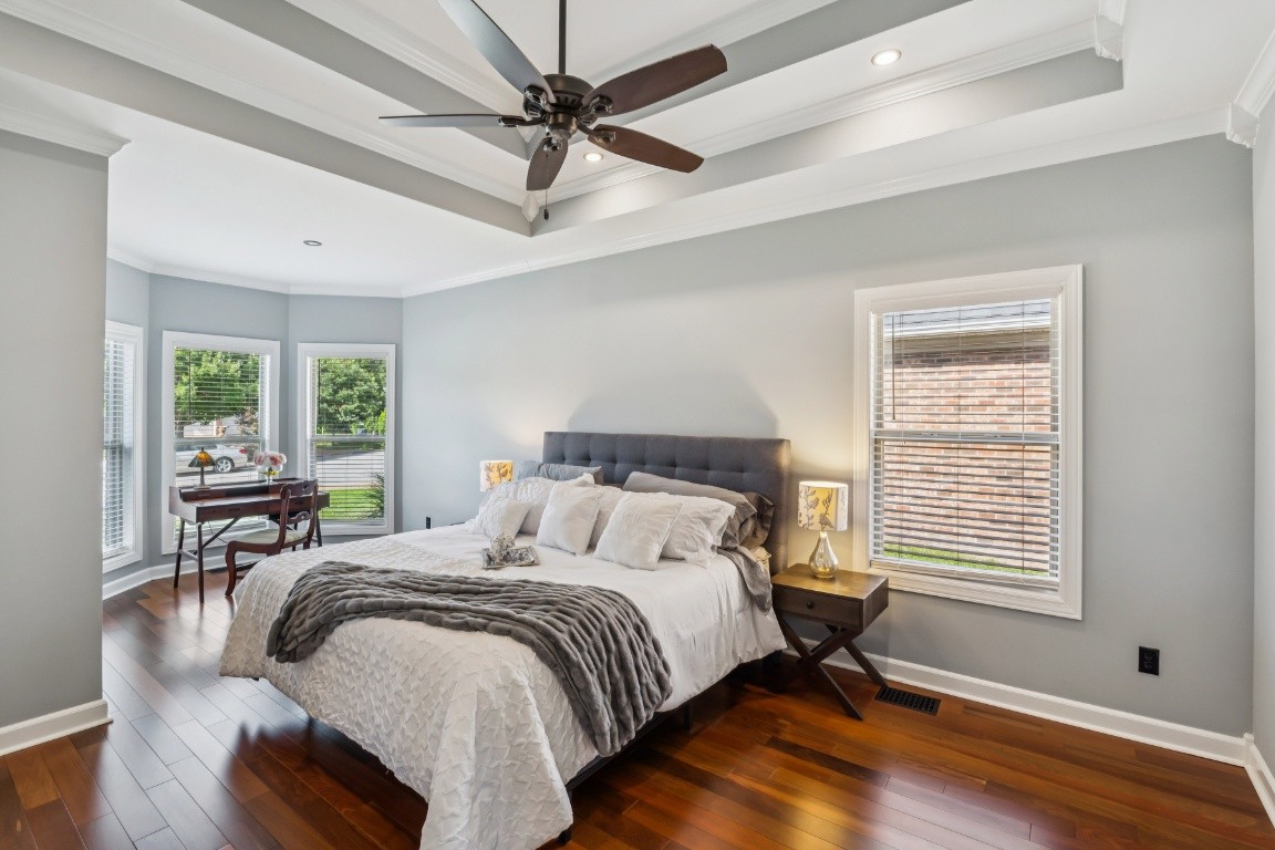 Master En-Suite Spacious space for King Size Be, 2 Nightstands, Office space