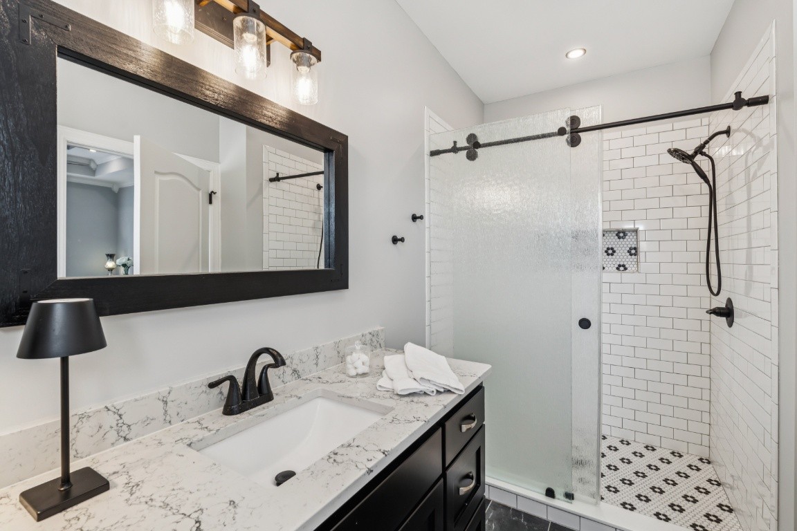 Granite countertop. Beautiful Tiled shower