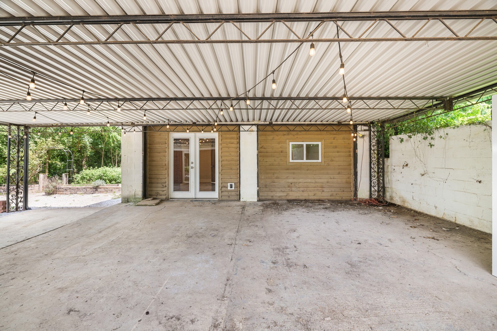 Behind the house is the heated/cooled accessory space