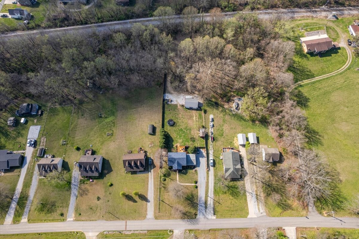 1027 Mulberry St, Burns, TN 37029