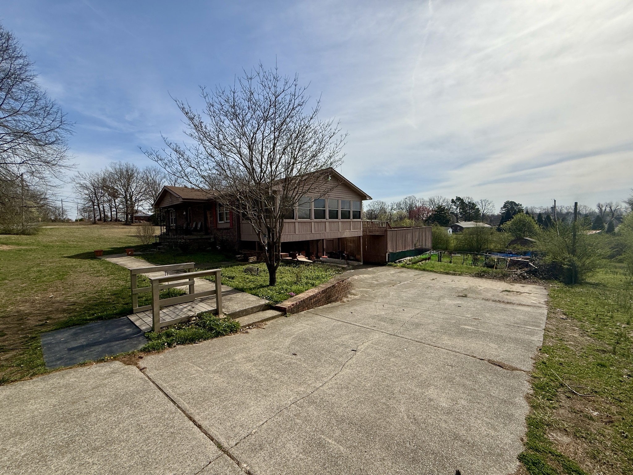 555 Eastside Dr, White Bluff, TN 37187