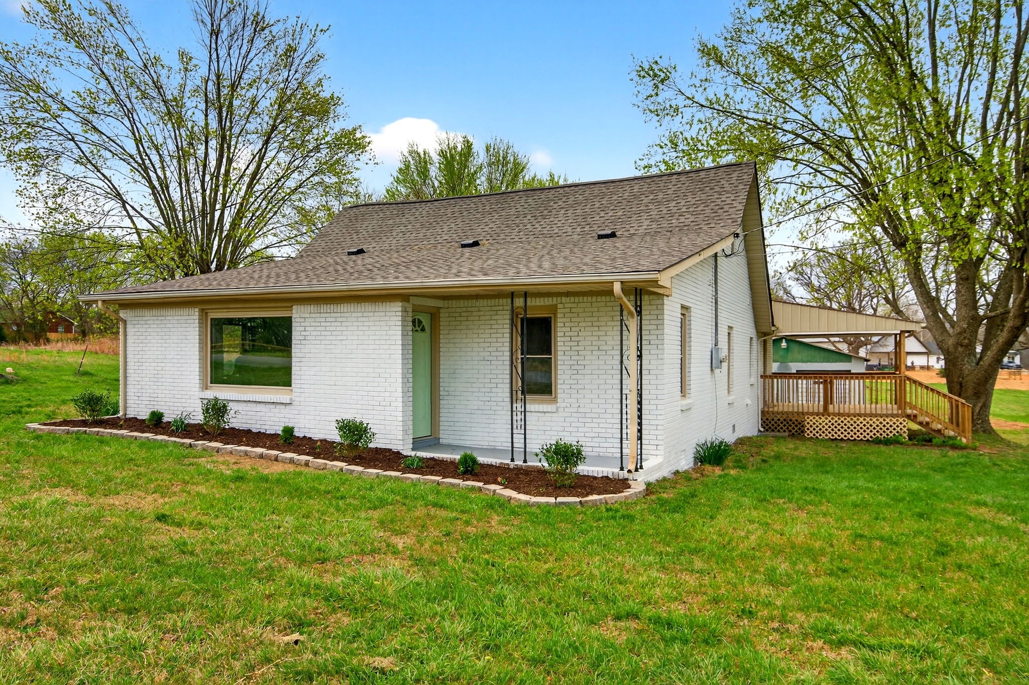 946 Clearview Rd, Cottontown, TN 37048